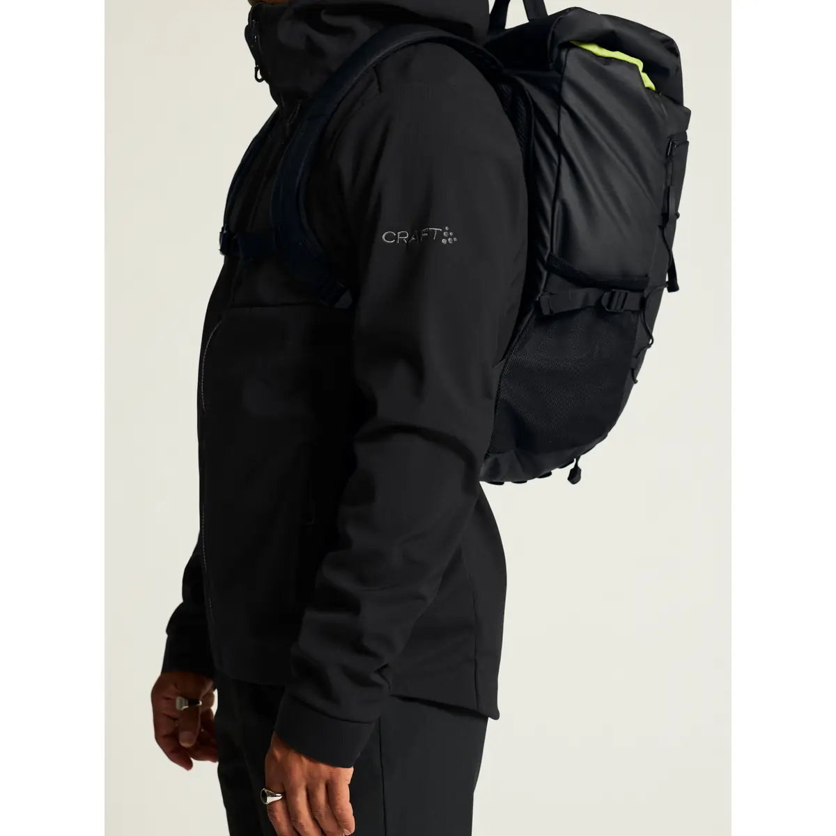 Chaqueta hombre CRAFT ADV EXPLORE SOFTSHELL 2.0 JKT 1915258 41 Chaqueta hombre CRAFT ADV EXPLORE SOFTSHELL 2.0 JKT 1915258, con modelo, detalle lateral de la manga