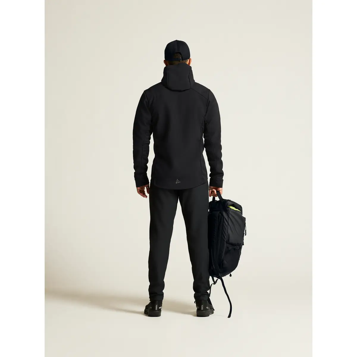 Chaqueta hombre CRAFT ADV EXPLORE SOFTSHELL 2.0 JKT 1915258 42 Chaqueta hombre CRAFT ADV EXPLORE SOFTSHELL 2.0 JKT 1915258, con modelo, vista posterior