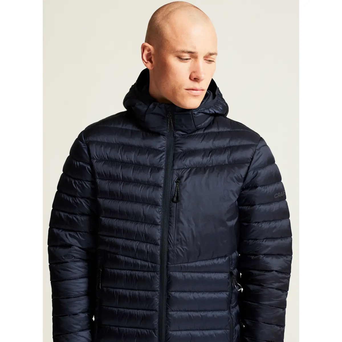 Chaqueta hombre CRAFT CORE EXPLORE INSULATION 1915260 2 Chaqueta hombre CRAFT CORE EXPLORE INSULATION 1915260, detalle frontal con modelo