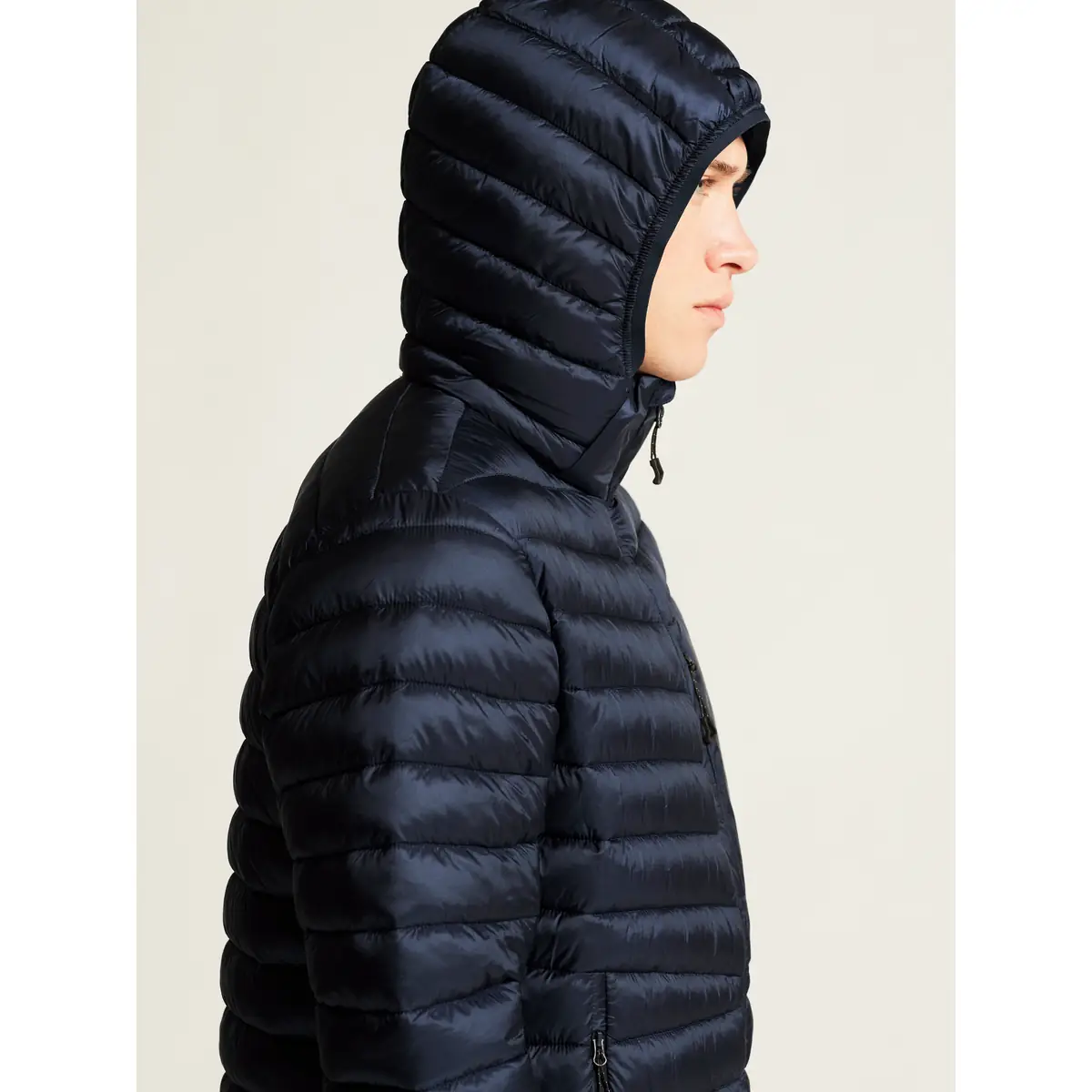 Chaqueta hombre CRAFT CORE EXPLORE INSULATION 1915260 15 Chaqueta hombre CRAFT CORE EXPLORE INSULATION 1915260, detalle de capucha con modelo
