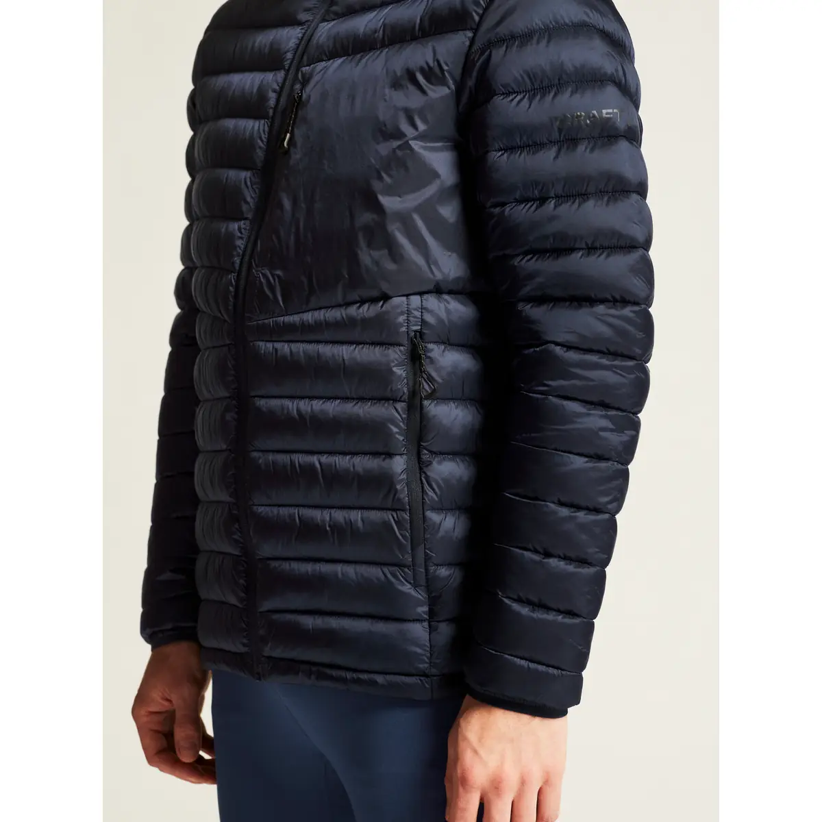 Chaqueta hombre CRAFT CORE EXPLORE INSULATION 1915260 14 Chaqueta hombre CRAFT CORE EXPLORE INSULATION 1915260, detalle lateral con modelo