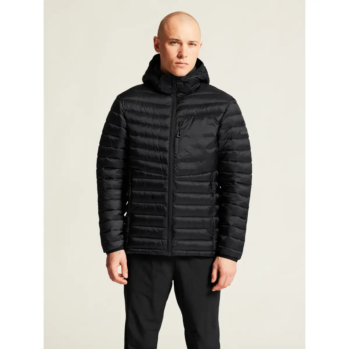Chaqueta hombre CRAFT CORE EXPLORE INSULATION 1915260 36 Chaqueta hombre CRAFT CORE EXPLORE INSULATION 1915260, detalle frontal con modelo