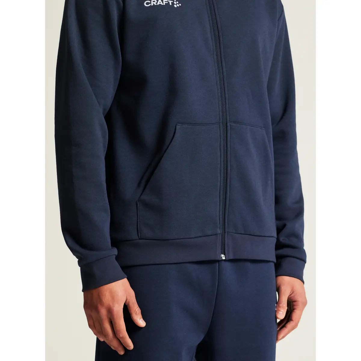 Sudadera hombre CRAFT COMMUNITY 2.0 LOGO FZ HOODIE 1915295 18 Sudadera hombre CRAFT COMMUNITY 2.0 LOGO FZ HOODIE 1915295, con modelo, detalle del bolsillo y el puño