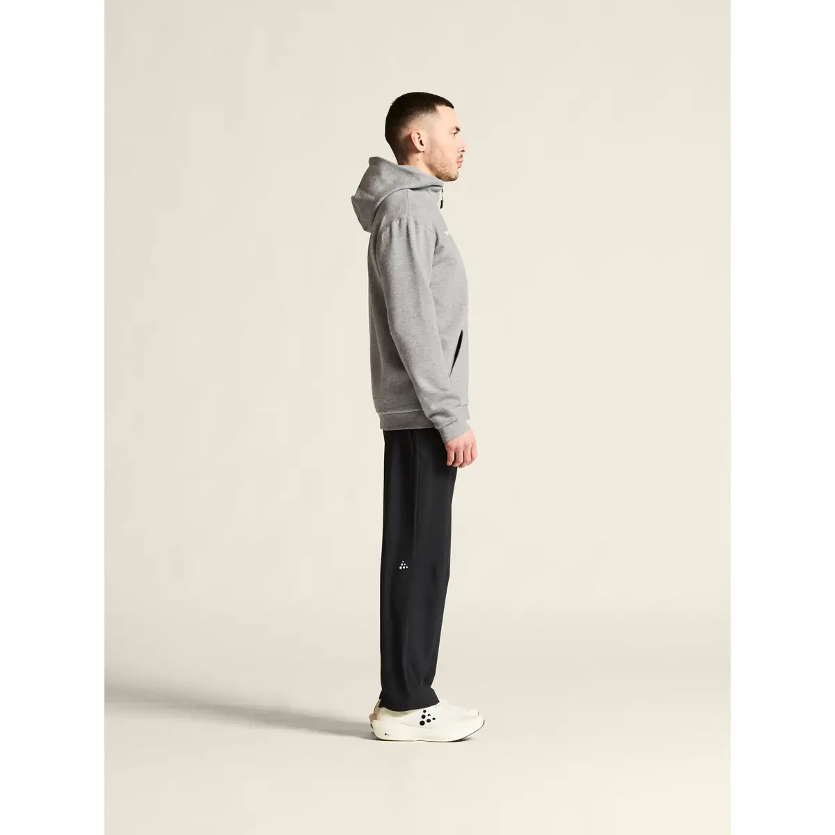 Sudadera hombre CRAFT COMMUNITY 2.0 LOGO FZ HOODIE 1915295 28 Sudadera hombre CRAFT COMMUNITY 2.0 LOGO FZ HOODIE 1915295, con modelo, vista lateral
