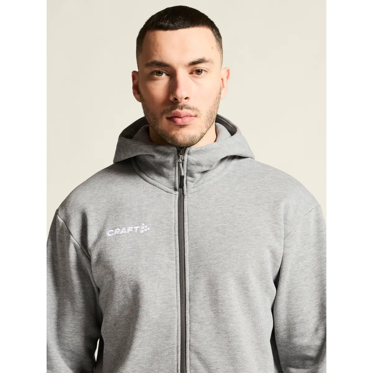 Sudadera hombre CRAFT COMMUNITY 2.0 LOGO FZ HOODIE 1915295 23 Sudadera hombre CRAFT COMMUNITY 2.0 LOGO FZ HOODIE 1915295, con modelo, detalle del cuello y la cremallera