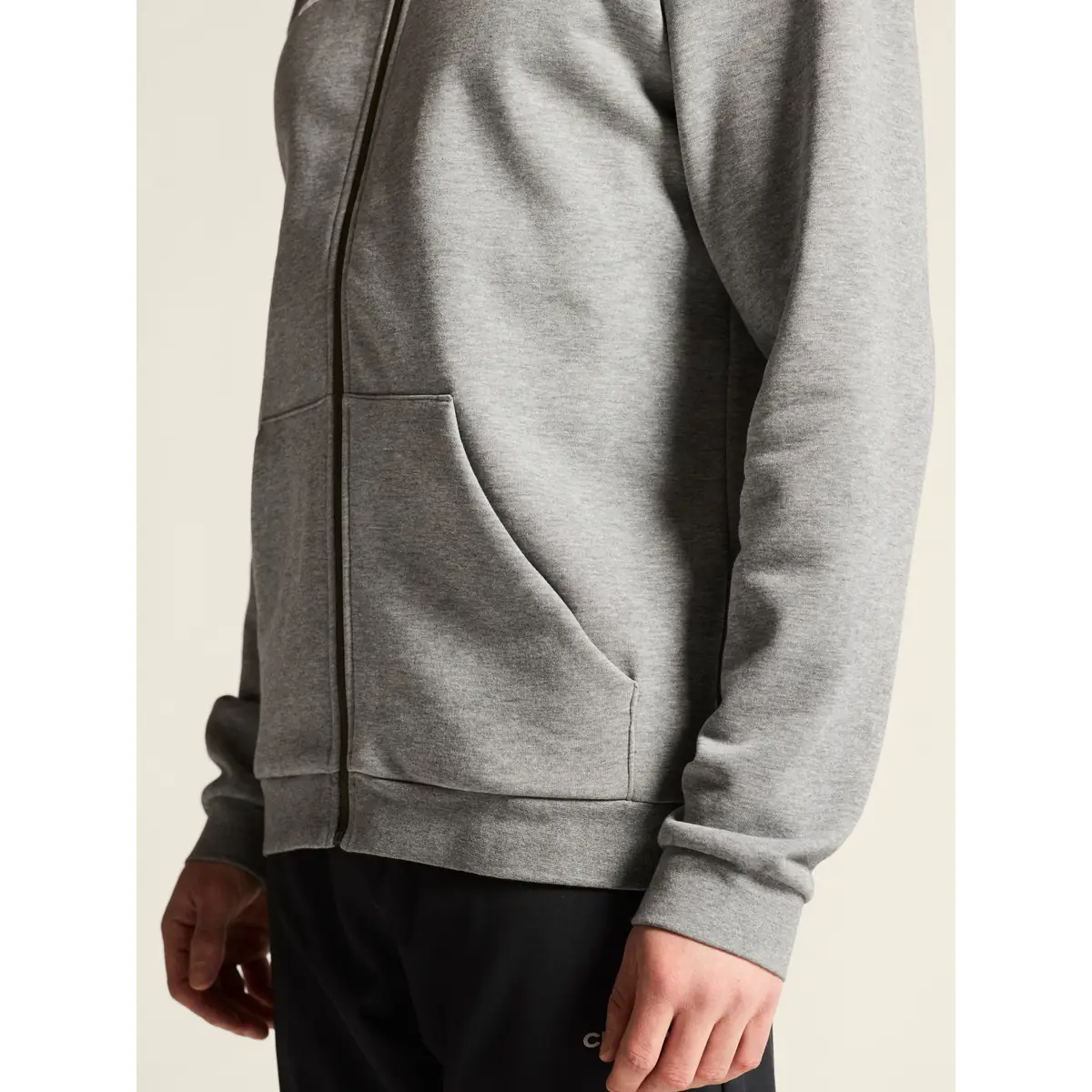 Sudadera hombre CRAFT COMMUNITY 2.0 LOGO FZ HOODIE 1915295 26 Sudadera hombre CRAFT COMMUNITY 2.0 LOGO FZ HOODIE 1915295, con modelo, detalle del bolsillo y el puño