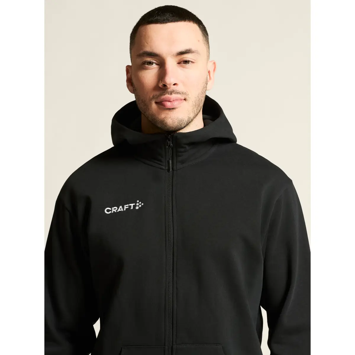 Sudadera hombre CRAFT COMMUNITY 2.0 LOGO FZ HOODIE 1915295 31 Sudadera hombre CRAFT COMMUNITY 2.0 LOGO FZ HOODIE 1915295, con modelo, detalle del cuello y la cremallera