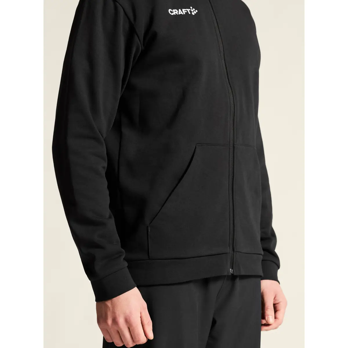 Sudadera hombre CRAFT COMMUNITY 2.0 LOGO FZ HOODIE 1915295 35 Sudadera hombre CRAFT COMMUNITY 2.0 LOGO FZ HOODIE 1915295, con modelo, detalle del bolsillo y el puño