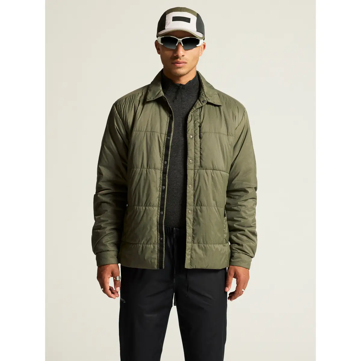 Sobrecamisa unisex CRAFT ADV URBAN PADDED 1915337 13 Sobrecamisa unisex CRAFT ADV URBAN PADDED 1915337, vista frontal con modelo