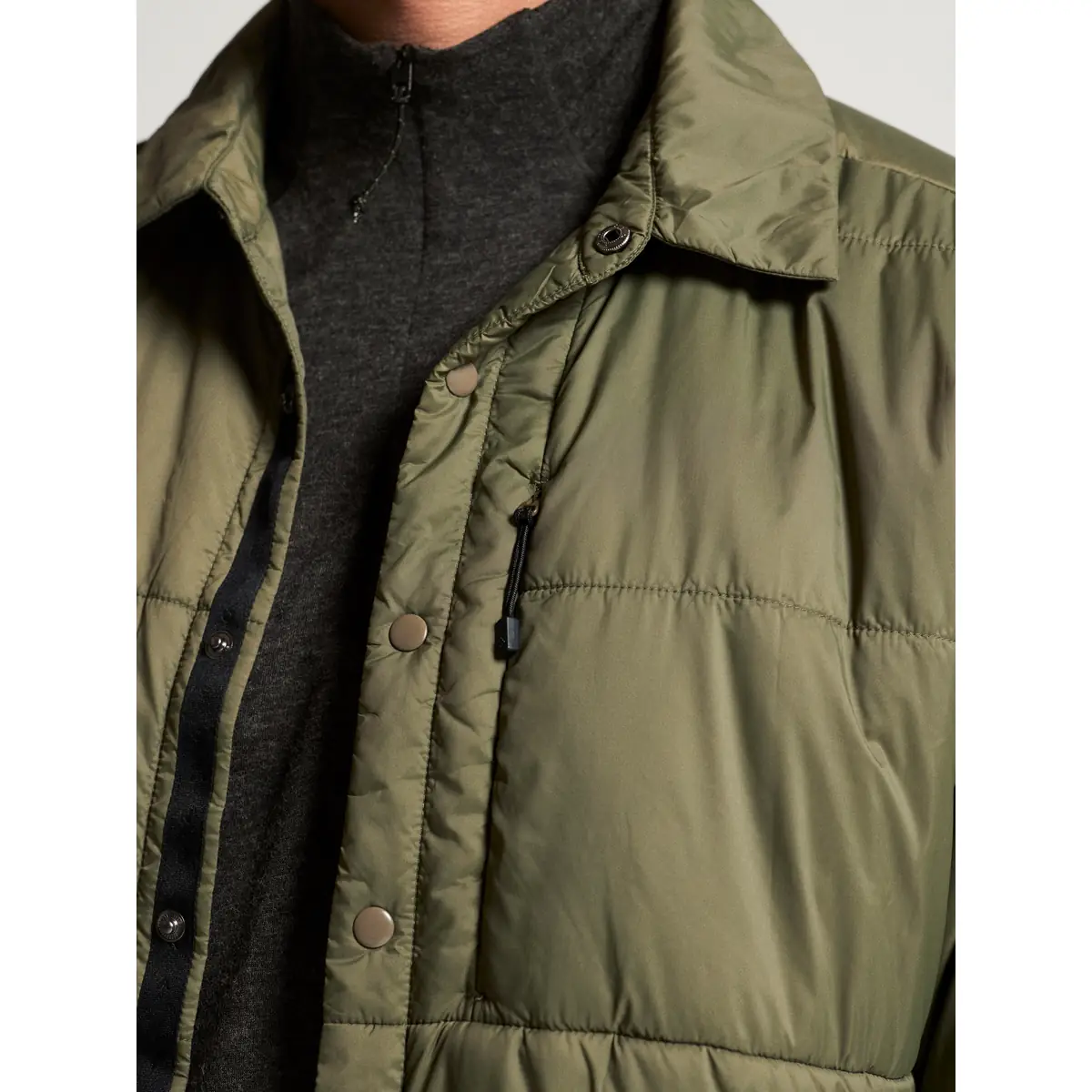 Sobrecamisa unisex CRAFT ADV URBAN PADDED 1915337 2 Sobrecamisa unisex CRAFT ADV URBAN PADDED 1915337, detalle frontal con modelo