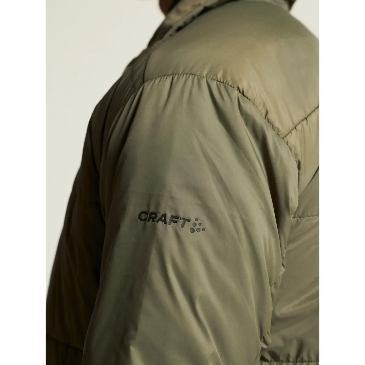 Sobrecamisa unisex CRAFT ADV URBAN PADDED 1915337 14 Sobrecamisa unisex CRAFT ADV URBAN PADDED 1915337, detalle del hombro con modelo