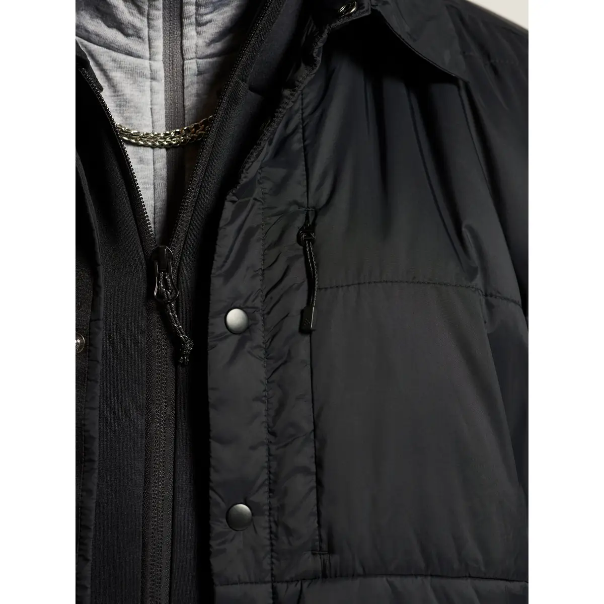 Sobrecamisa unisex CRAFT ADV URBAN PADDED 1915337 16 Sobrecamisa unisex CRAFT ADV URBAN PADDED 1915337, detalle frontal con modelo