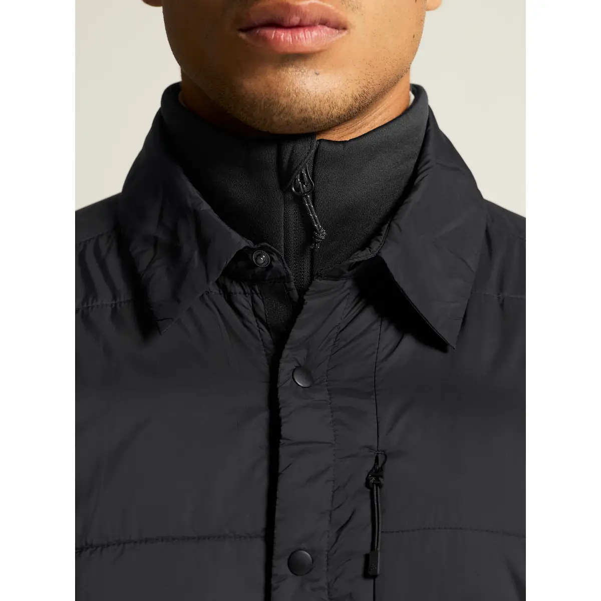 Sobrecamisa unisex CRAFT ADV URBAN PADDED 1915337 19 Sobrecamisa unisex CRAFT ADV URBAN PADDED 1915337, detalle del cuello con modelo