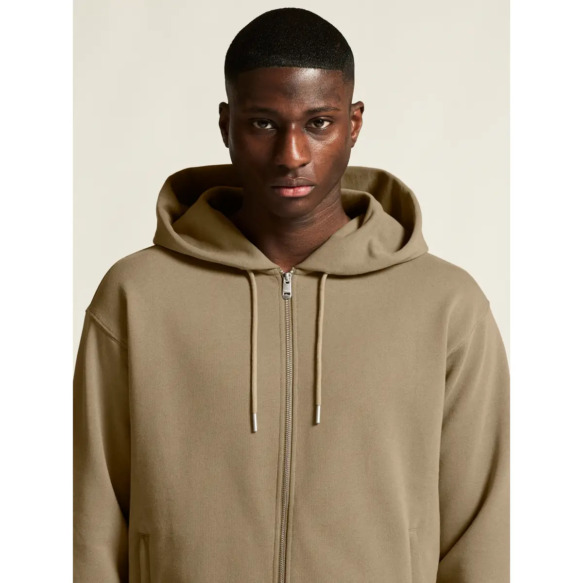 Sudadera hombre CRAFT FREQUENT FZ HOODIE 1916306 19 Sudadera hombre CRAFT FREQUENT FZ HOODIE 1916306, Taupe, con modelo, detalle del cuello y la cremallera