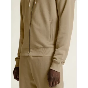 Sudadera hombre CRAFT FREQUENT FZ HOODIE 1916306, Taupe, con modelo, detalle del bolsillo y el puño
