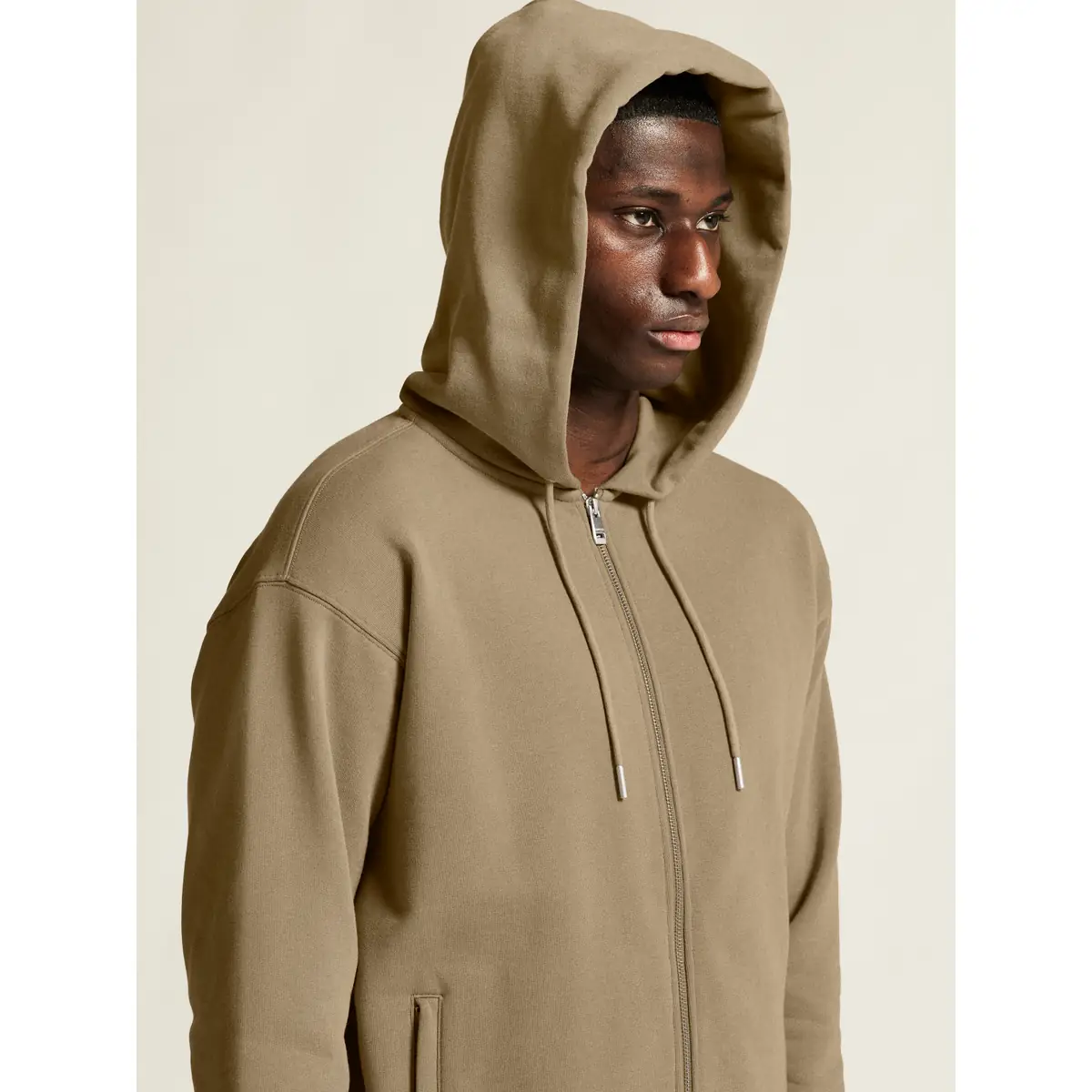 Sudadera hombre CRAFT FREQUENT FZ HOODIE 1916306 22 Sudadera hombre CRAFT FREQUENT FZ HOODIE 1916306, Taupe, con modelo, detalle de la capucha puesta