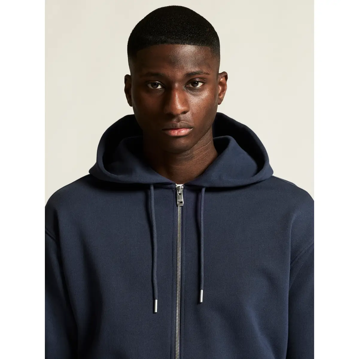 Sudadera hombre CRAFT FREQUENT FZ HOODIE 1916306 29 Sudadera hombre CRAFT FREQUENT FZ HOODIE 1916306, Blaze, con modelo, detalle del cuello y la cremallera