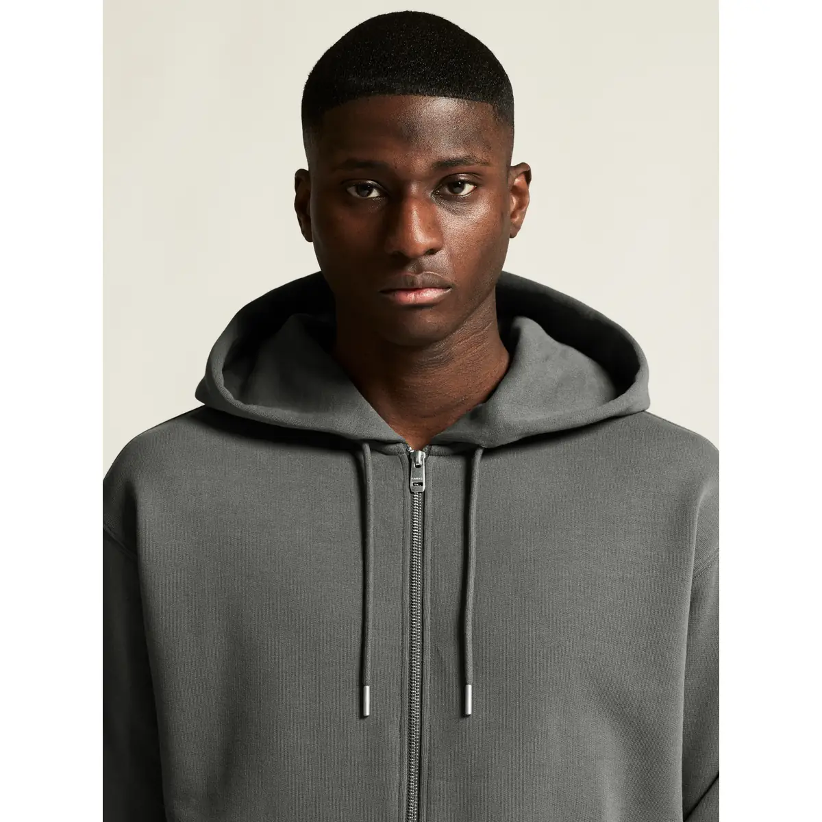 Sudadera hombre CRAFT FREQUENT FZ HOODIE 1916306 30 Sudadera hombre CRAFT FREQUENT FZ HOODIE 1916306, Lava, con modelo, detalle del cuello y la cremallera