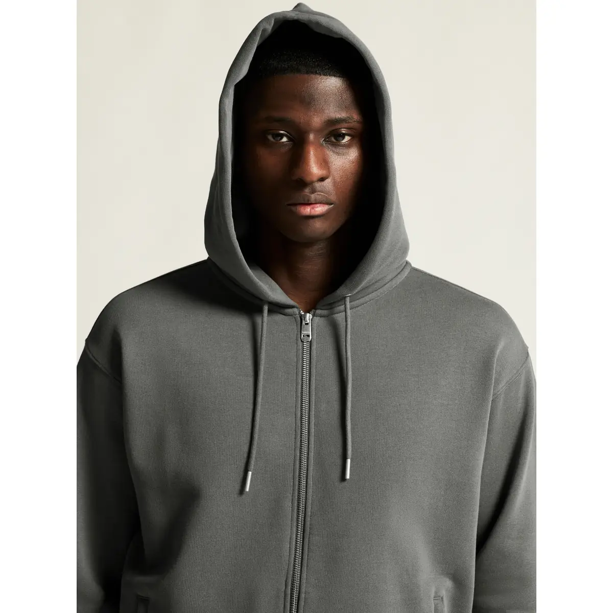 Sudadera hombre CRAFT FREQUENT FZ HOODIE 1916306 33 Sudadera hombre CRAFT FREQUENT FZ HOODIE 1916306, Lava, con modelo, detalle de la capucha puesta