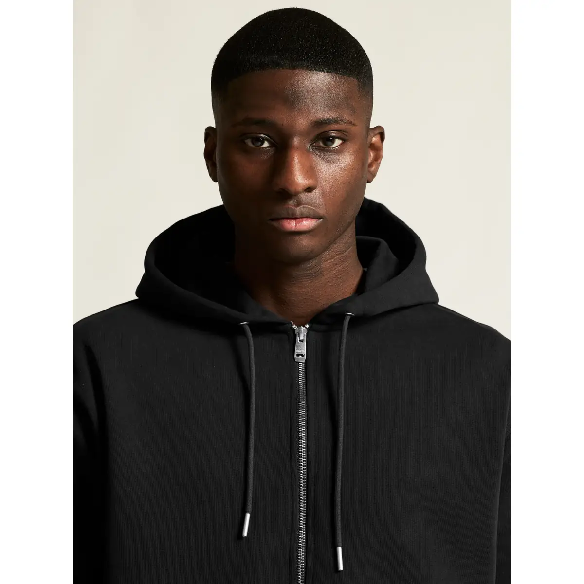 Sudadera hombre CRAFT FREQUENT FZ HOODIE 1916306 41 Sudadera hombre CRAFT FREQUENT FZ HOODIE 1916306, Negro, con modelo, detalle del cuello y la cremallera