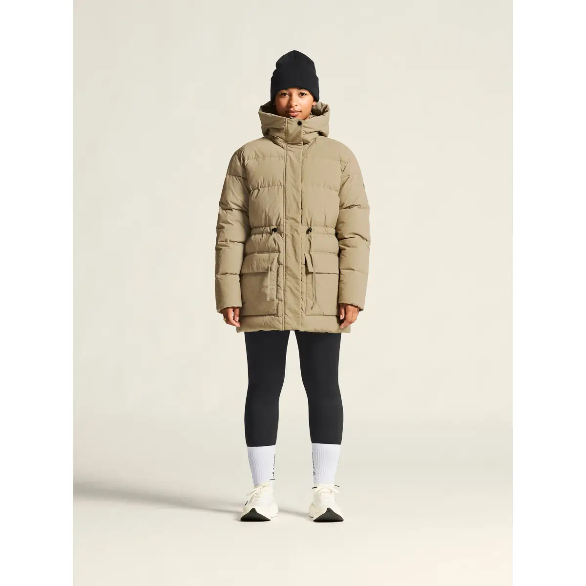 Chaqueta mujer CRAFT URBAN DOWN PUFFER JACKET 1916375 2 Chaqueta mujer CRAFT URBAN DOWN PUFFER JACKET 1916375, Taupe, con modelo, vista frontal de cuerpo entero
