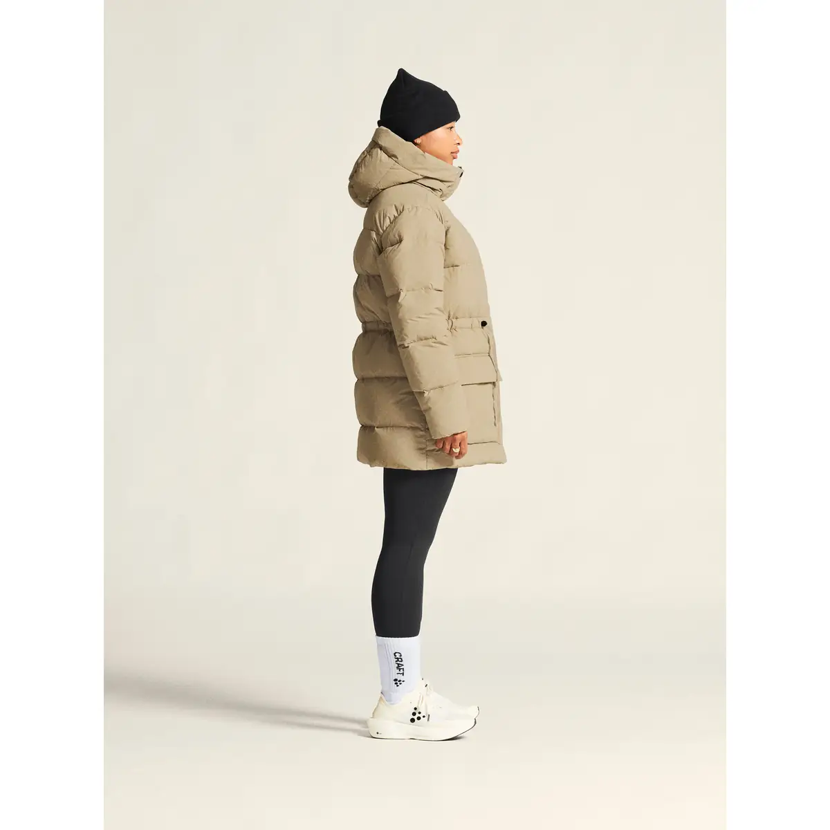 Chaqueta mujer CRAFT URBAN DOWN PUFFER JACKET 1916375 26 Chaqueta mujer CRAFT URBAN DOWN PUFFER JACKET 1916375, Taupe, con modelo, vista lateral de cuerpo entero