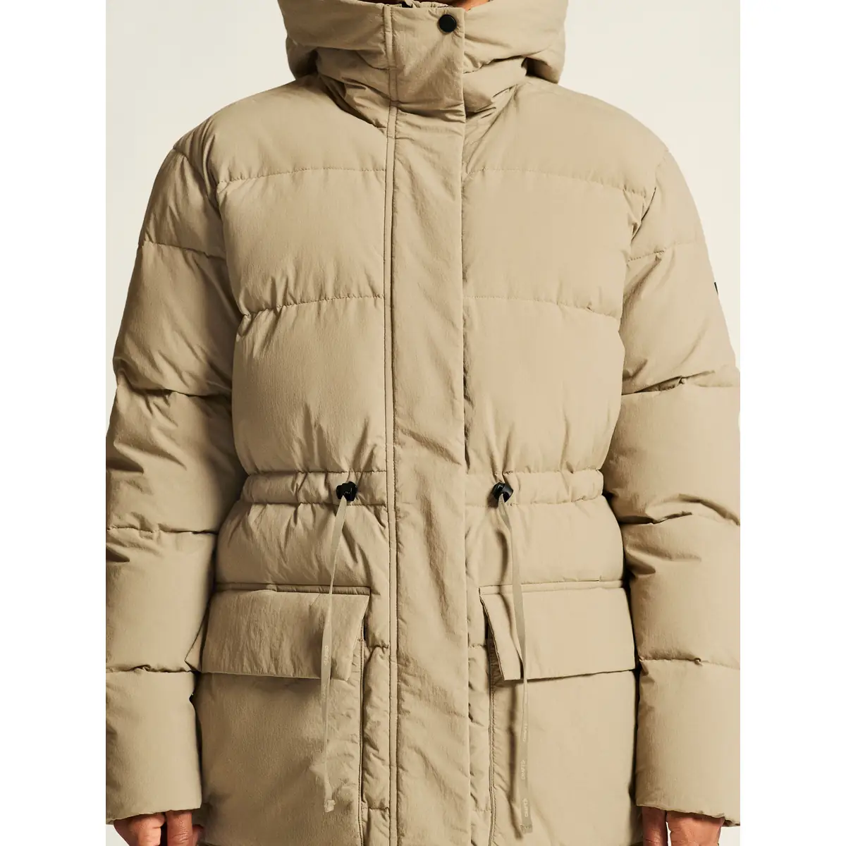 Chaqueta mujer CRAFT URBAN DOWN PUFFER JACKET 1916375 24 Chaqueta mujer CRAFT URBAN DOWN PUFFER JACKET 1916375, Taupe, con modelo, detalle frontal de cintura y bolsillos