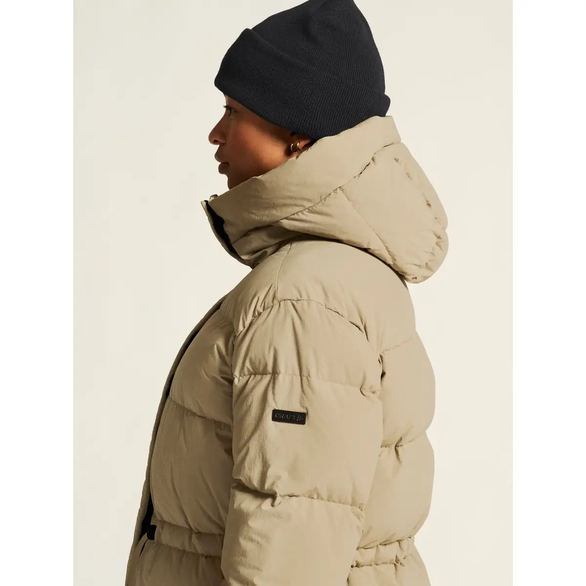 Chaqueta mujer CRAFT URBAN DOWN PUFFER JACKET 1916375 1 Chaqueta mujer CRAFT URBAN DOWN PUFFER JACKET 1916375, Taupe, detalle lateral con modelo