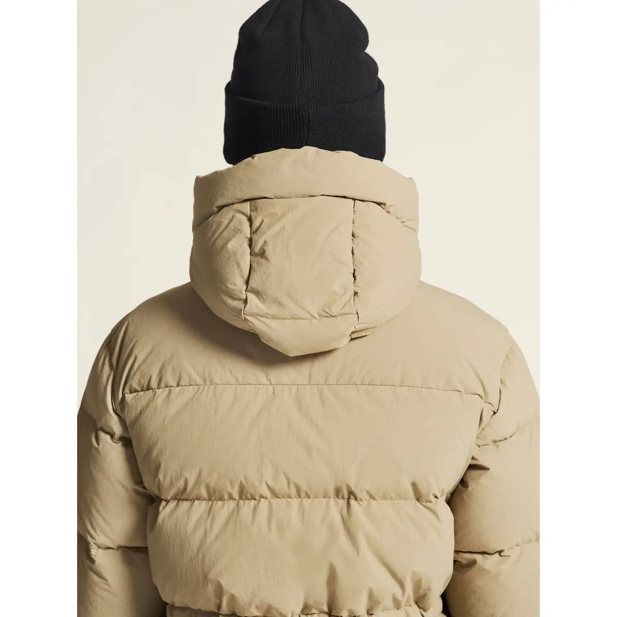 Chaqueta mujer CRAFT URBAN DOWN PUFFER JACKET 1916375 25 Chaqueta mujer CRAFT URBAN DOWN PUFFER JACKET 1916375, Taupe, con modelo, detalle posterior de capucha