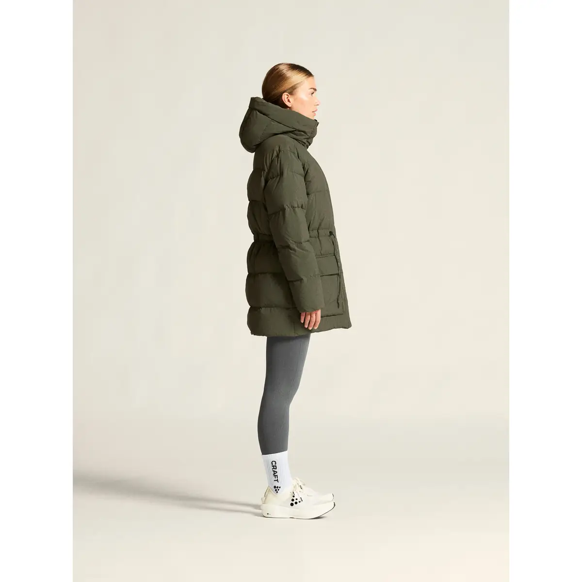Chaqueta mujer CRAFT URBAN DOWN PUFFER JACKET 1916375 30 Chaqueta mujer CRAFT URBAN DOWN PUFFER JACKET 1916375, Chimera, con modelo, vista lateral de cuerpo entero