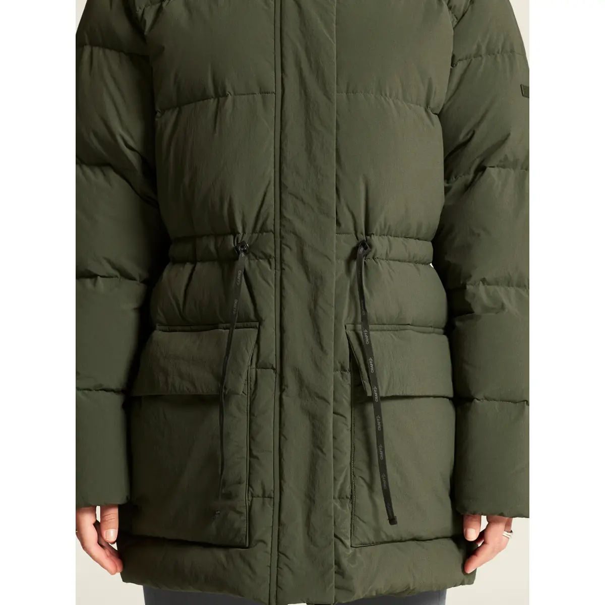 Chaqueta mujer CRAFT URBAN DOWN PUFFER JACKET 1916375 34 Chaqueta mujer CRAFT URBAN DOWN PUFFER JACKET 1916375, Chimera, con modelo, detalle frontal de cintura y bolsillos
