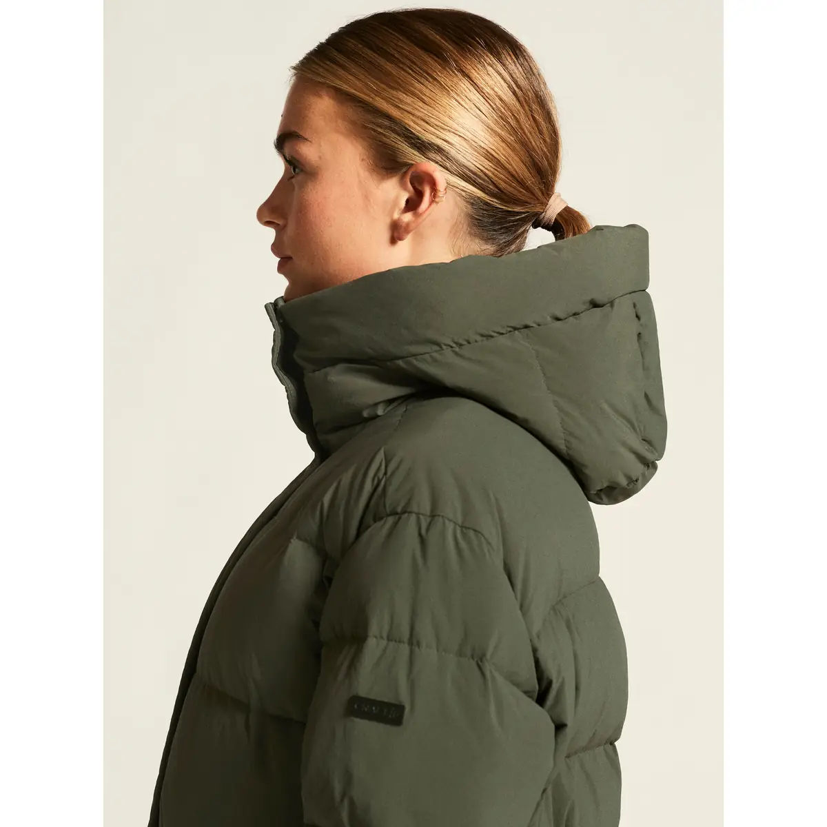 Chaqueta mujer CRAFT URBAN DOWN PUFFER JACKET 1916375 31 Chaqueta mujer CRAFT URBAN DOWN PUFFER JACKET 1916375, Chimera, con modelo, detalle lateral de cuello y capucha