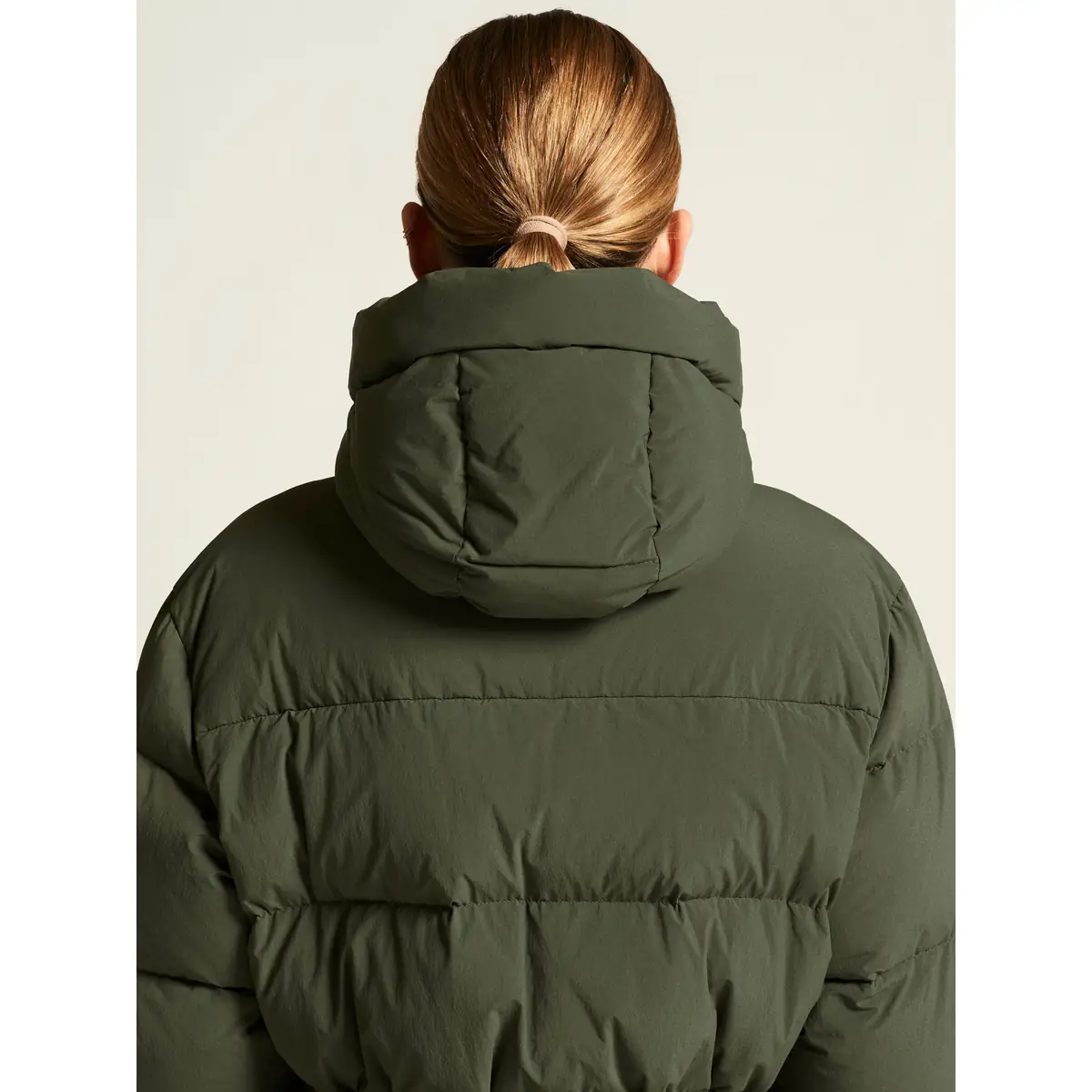 Chaqueta mujer CRAFT URBAN DOWN PUFFER JACKET 1916375 33 Chaqueta mujer CRAFT URBAN DOWN PUFFER JACKET 1916375, Chimera, con modelo, detalle posterior de capucha