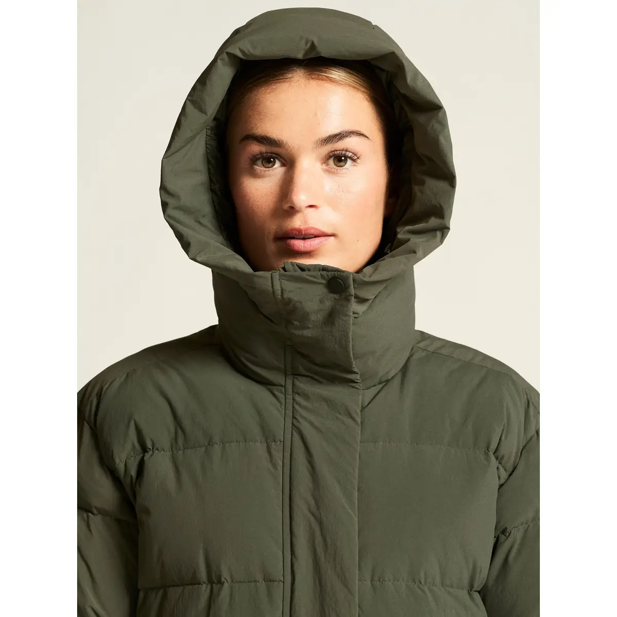 Chaqueta mujer CRAFT URBAN DOWN PUFFER JACKET 1916375 35 Chaqueta mujer CRAFT URBAN DOWN PUFFER JACKET 1916375, Chimera, con modelo, detalle frontal con capucha puesta