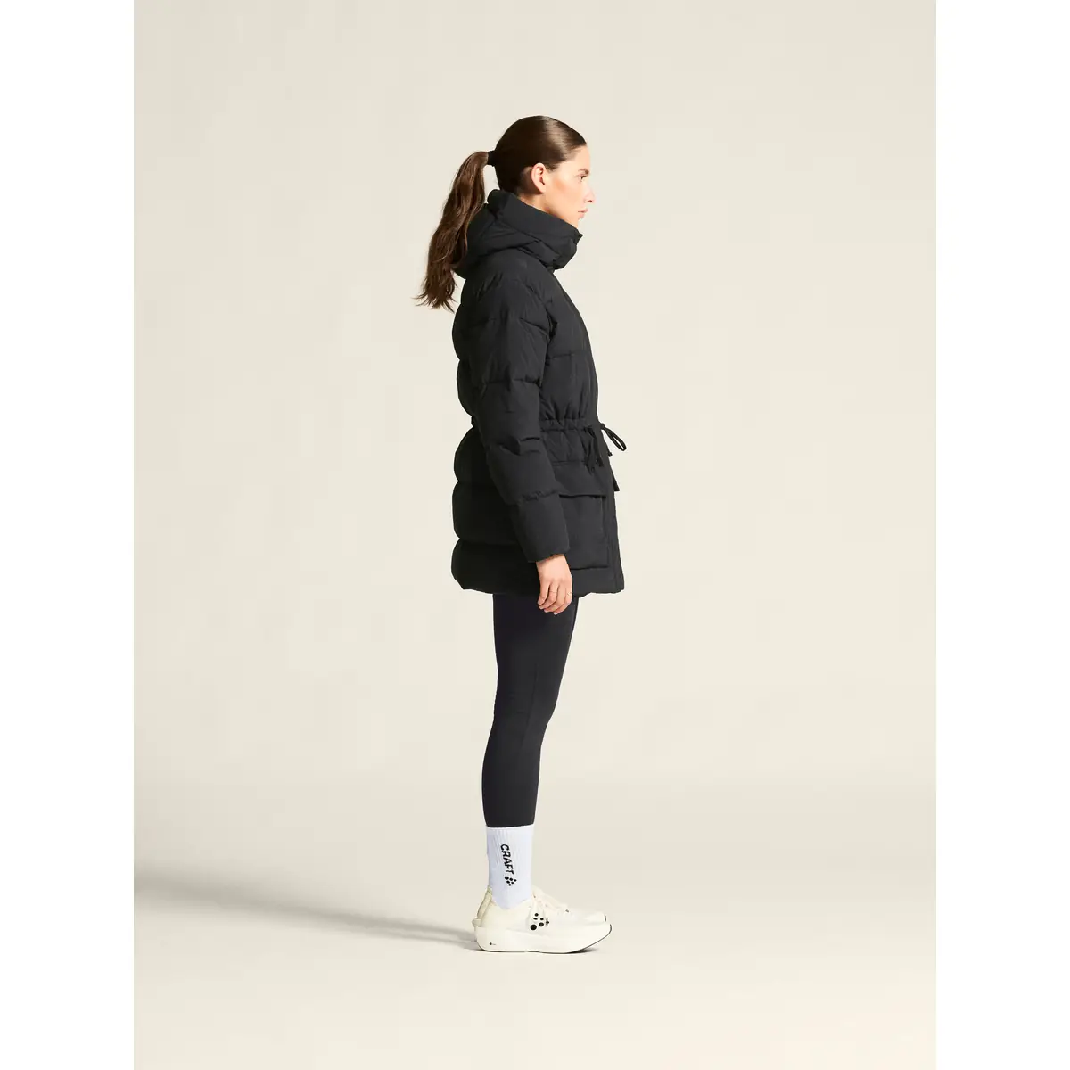 Chaqueta mujer CRAFT URBAN DOWN PUFFER JACKET 1916375 38 Chaqueta mujer CRAFT URBAN DOWN PUFFER JACKET 1916375, Negro, con modelo, vista lateral de cuerpo entero