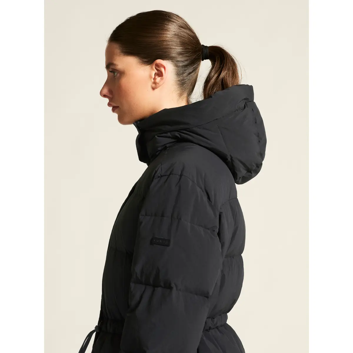 Chaqueta mujer CRAFT URBAN DOWN PUFFER JACKET 1916375 41 Chaqueta mujer CRAFT URBAN DOWN PUFFER JACKET 1916375, Negro, con modelo, detalle lateral de cuello y capucha