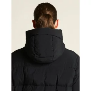 Chaqueta mujer CRAFT URBAN DOWN PUFFER JACKET 1916375, Negro, con modelo, detalle posterior de capucha