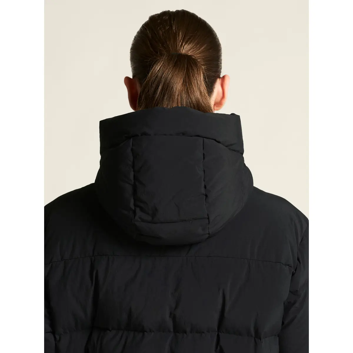 Chaqueta mujer CRAFT URBAN DOWN PUFFER JACKET 1916375 39 Chaqueta mujer CRAFT URBAN DOWN PUFFER JACKET 1916375, Negro, con modelo, detalle posterior de capucha