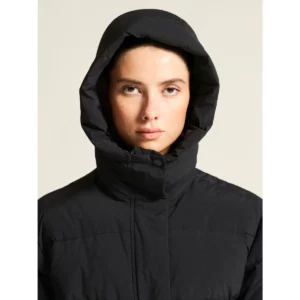 Chaqueta mujer CRAFT URBAN DOWN PUFFER JACKET 1916375, Negro, con modelo, detalle frontal con capucha puesta