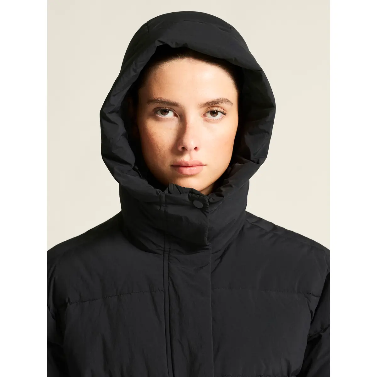 Chaqueta mujer CRAFT URBAN DOWN PUFFER JACKET 1916375 45 Chaqueta mujer CRAFT URBAN DOWN PUFFER JACKET 1916375, Negro, con modelo, detalle frontal con capucha puesta