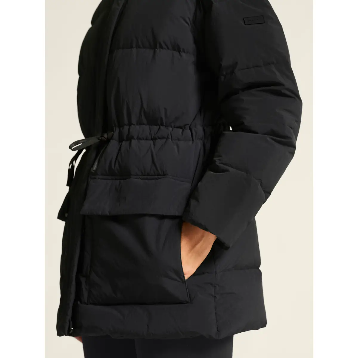 Chaqueta mujer CRAFT URBAN DOWN PUFFER JACKET 1916375 40 Chaqueta mujer CRAFT URBAN DOWN PUFFER JACKET 1916375, Negro, con modelo, detalle del bolsillo lateral