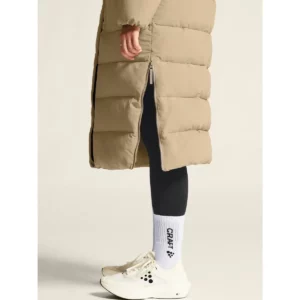 Abrigo mujer CRAFT URBAN LONG PADDED COAT 1916376, Taupe, con modelo, detalle de la abertura lateral del bajo