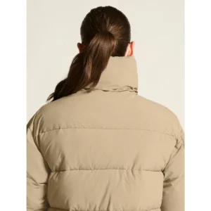 Abrigo mujer CRAFT URBAN LONG PADDED COAT 1916376, Taupe, con modelo, detalle posterior de cuello y espalda