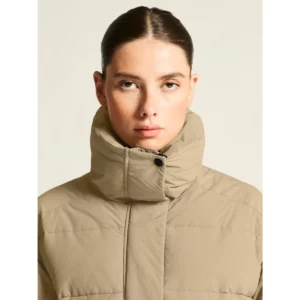 Abrigo mujer CRAFT URBAN LONG PADDED COAT 1916376, Taupe, con modelo, detalle frontal de cuello y pecho