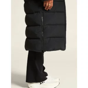 Abrigo mujer CRAFT URBAN LONG PADDED COAT 1916376, Negro, con modelo, detalle de la abertura lateral del bajo
