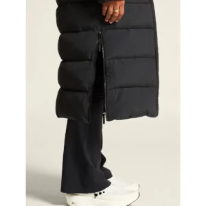 Abrigo mujer CRAFT URBAN LONG PADDED COAT 1916376, Negro, con modelo, detalle de la abertura lateral del bajo