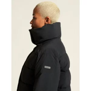Abrigo mujer CRAFT URBAN LONG PADDED COAT 1916376, Negro, con modelo, detalle lateral del cuello