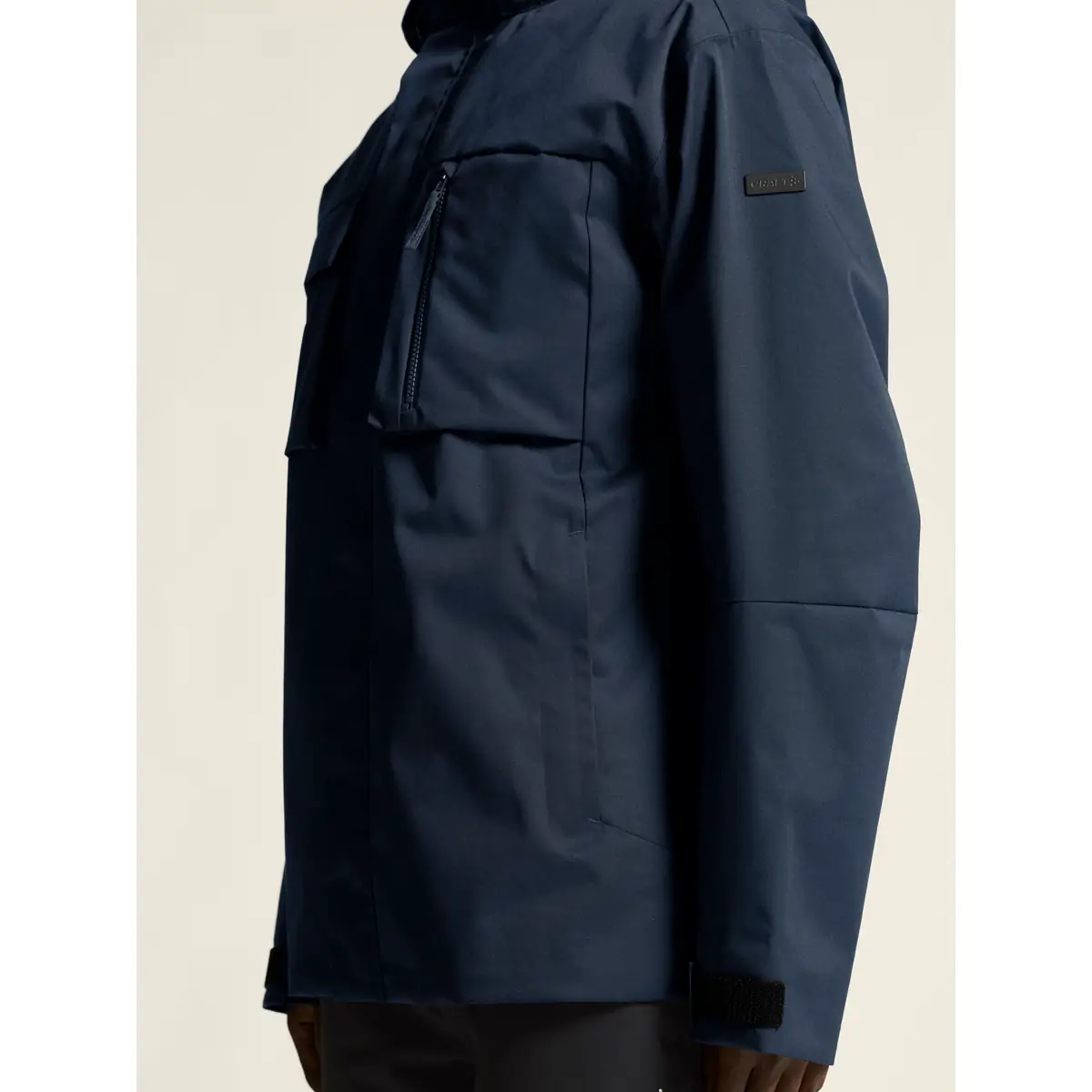 Chaqueta hombre CRAFT URBAN JACKET 1916379 18 Chaqueta hombre CRAFT URBAN JACKET 1916379, Blaze, con modelo, detalle de bolsillo y manga