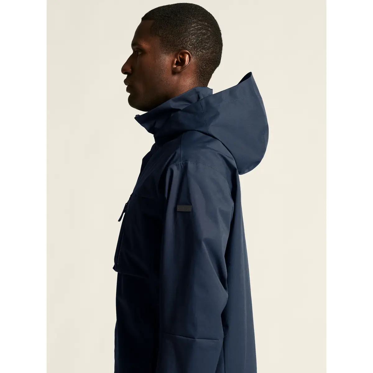 Chaqueta hombre CRAFT URBAN JACKET 1916379 2 Chaqueta hombre CRAFT URBAN JACKET 1916379, Blaze, con modelo, detalle lateral de cuello y hombros