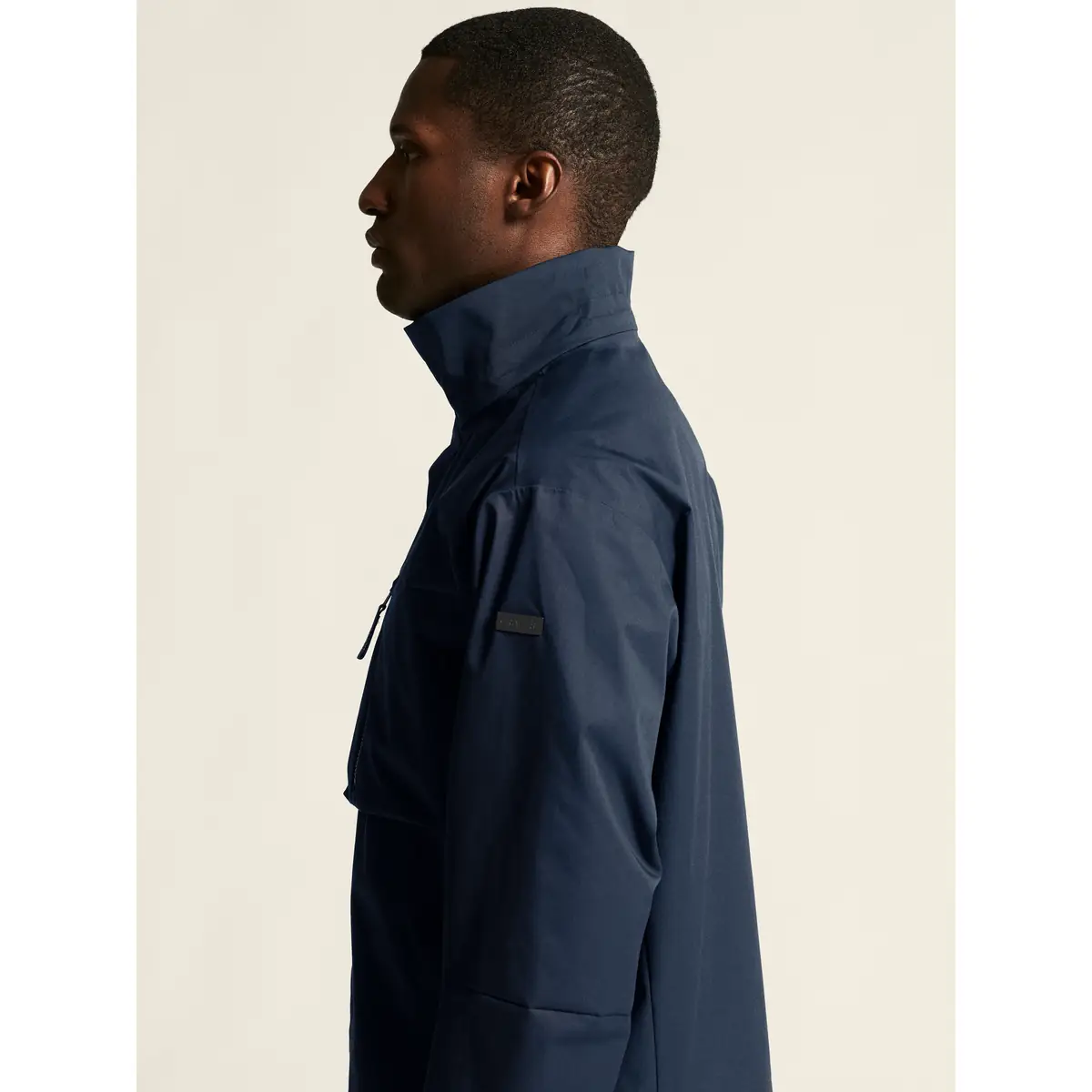 Chaqueta hombre CRAFT URBAN JACKET 1916379 17 Chaqueta hombre CRAFT URBAN JACKET 1916379, Blaze, con modelo, detalle lateral de cuello y hombros
